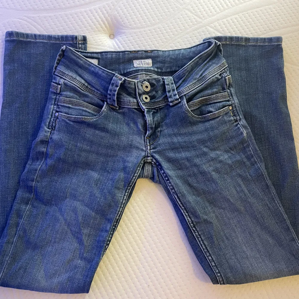 Säljer ett par jättefina pepe jeans i modellen straight. Superfint skick! Pris kan diskuteras 💓. Jeans & Byxor.