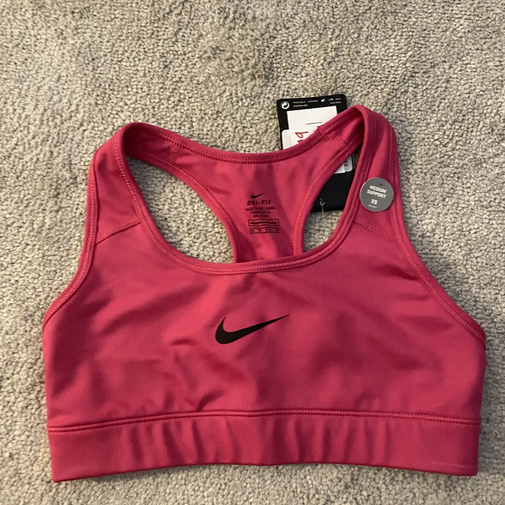 Säljer denna rosa nya sport-bh från Nike i stl xs! Säljer för 100kr🫶🏼. Toppar.