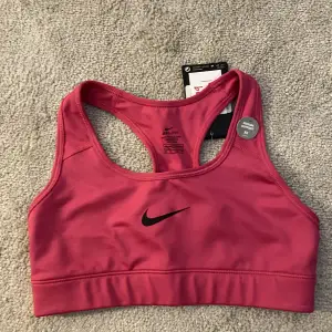 Säljer denna rosa nya sport-bh från Nike i stl xs! Säljer för 100kr🫶🏼
