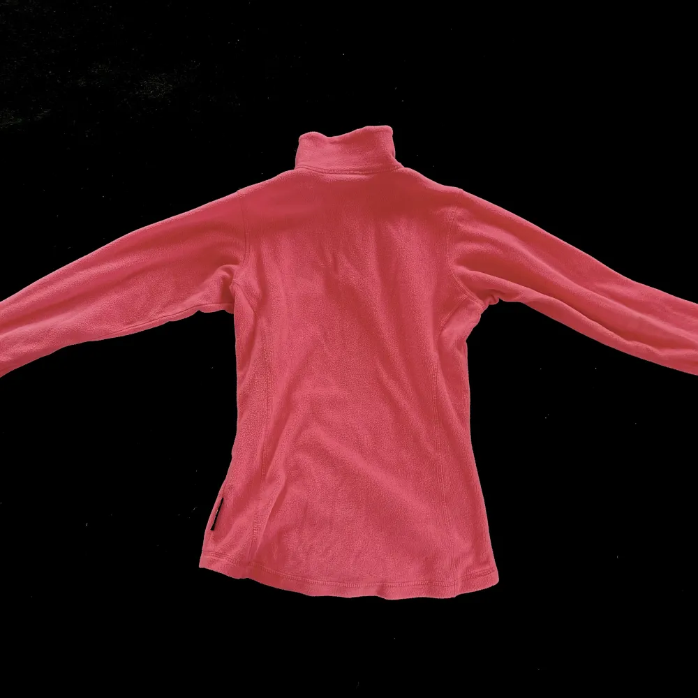 Rosa fleece tröja perfekt för skidsemestern eller kallare dagar från det högkvalitativ märket Helly Hansen. . Hoodies.