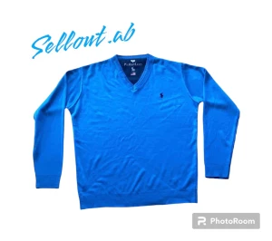 Ralph Lauren sweatshirt  - Tjena, säljer denna Ralph Lauren crewneck som är herr L men passar även M💯 lite mindre i storleken och den är extremt bra skick, köpt för över 1400kr Nypris! Knappt använd och säljer för ett kanon pris! Hör av dig vid minsta fråga eller fundering🤗