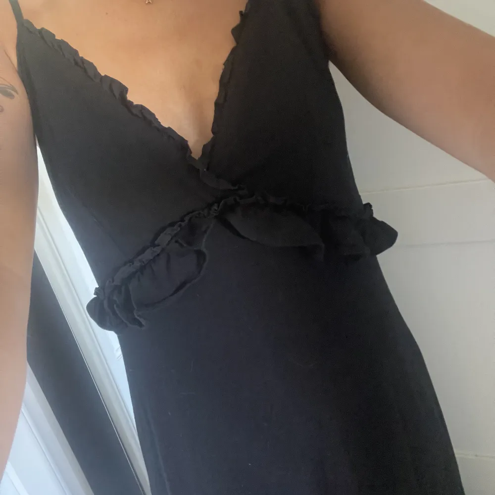En superfin svart maxi klänning från ASOS egna märke, helt oanvänd. Rensar min garderob så kolla gärna in min garderob, säljer mycket fint !💗. Klänningar.