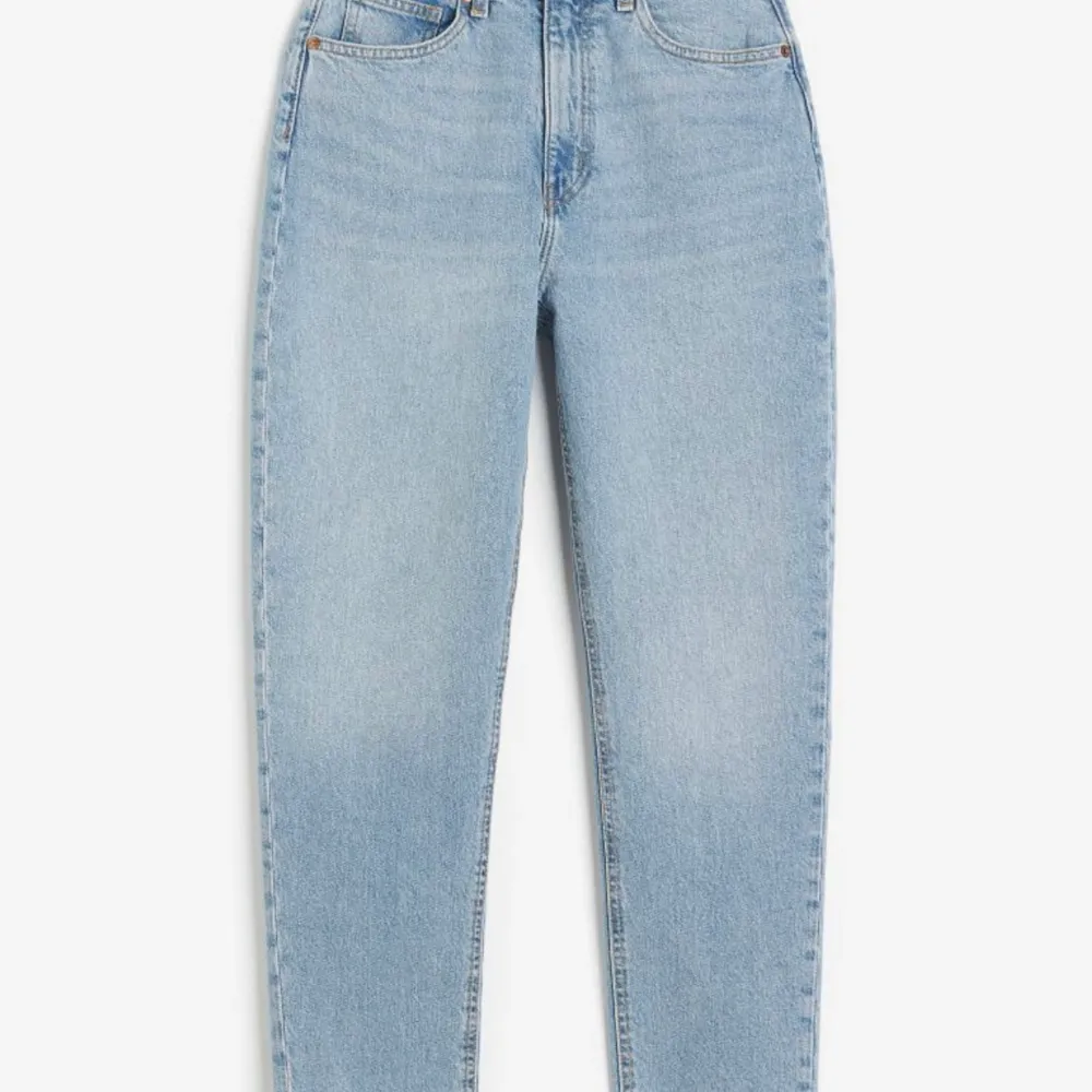Mom jeans från H&M. Köptes för en månad sen. Inte används. Storlek 38/36. Fina jeans. Skriv ifall ni vill ha fer bilder.. Jeans & Byxor.