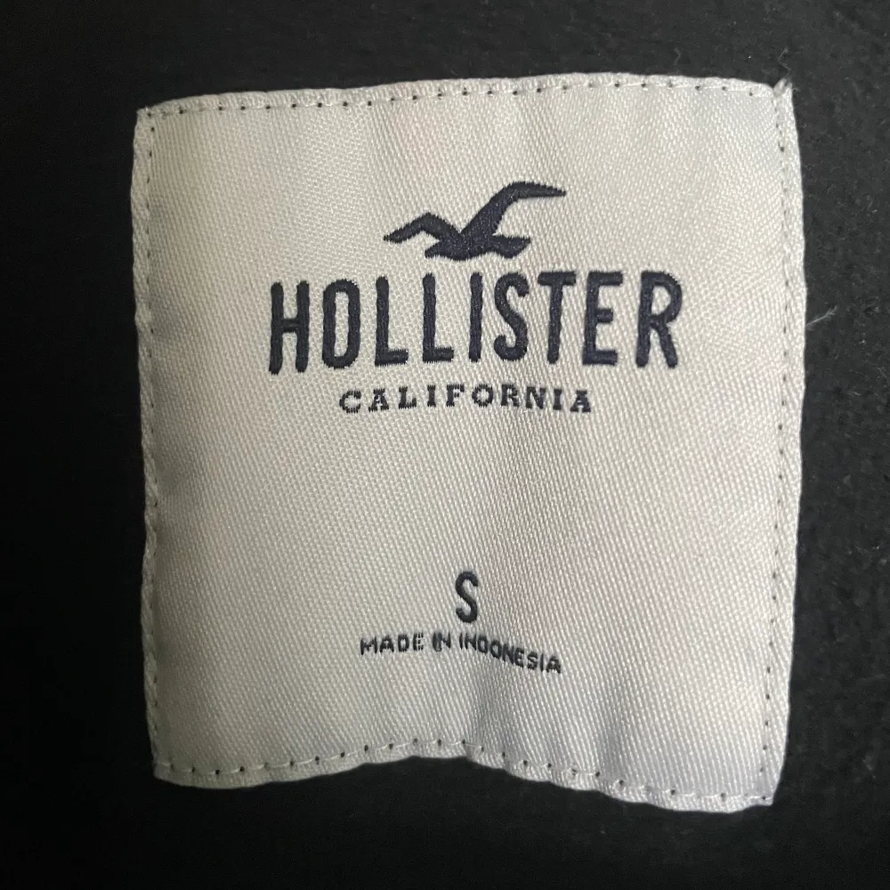 En hoodie från Hollister i bra skick, storlek S. Pris går att diskutera ❤️Säljer även en hoodie i exakt samma modell fast vit.. Hoodies.