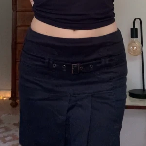 Mörkblå kjol - Unik midikjol med spänne framtill och dragkedja baktill, från märket Morgan de Toi! Fråga om mått 💘