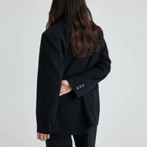 Blazer Bikbok - Säljer denna blazer från bikbok som är i storlek XS/S. Den är lite längre skulle jag säga så passar perfekt över klänning eller som en vanlig blazer. Redig i materialet. Använd några gånger men har för många blazers. Nypris: 699 kr. Säljer för: 260 kr