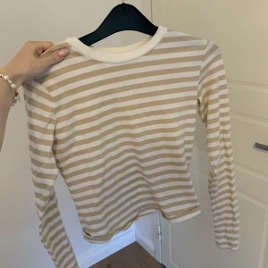 Randig tröja - Sparsamt använd Randig långärmad tröja från h&m☺️