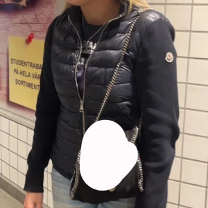 Moncler cardigan - Intressekoll på moncler cardigan🥰 köpt förra året för ca 8.000 kr, säljer för 5.500❤️ superfint skick! Kan även tänka mig att byta till en annan modell