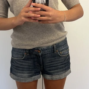 Jeansshorts - Så fina lowwaist jeansshorts med Waist 29 men passar mig som är S/M bra! 