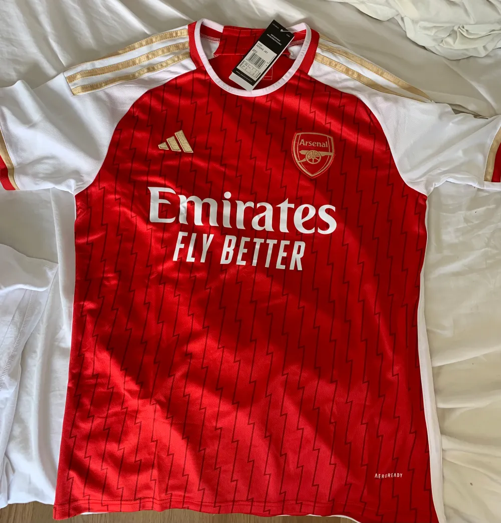 Helt oanvänd Arsenal hemma tröja för kommande säsong 23-24. I storlek s, men var lite stor för mig. Lappen är kvar, köpt på arsenals hemsida. Nypris 1100kr.. T-shirts.