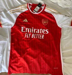 Helt oanvänd Arsenal hemma tröja för kommande säsong 23-24. I storlek s, men var lite stor för mig. Lappen är kvar, köpt på arsenals hemsida. Nypris 1100kr.