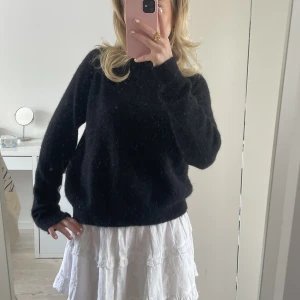 Stickad Tröja - Supergosig och mjuk svart stickad tröja ifrån zara. Storlek S. Använd fåtal gånger och i fint skick 💓