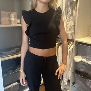 Volang topp - Säljer mina volangtoppar från Zara, 45kr st, 65kr om man köper båda🥰