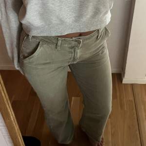 Supersnygga gröngråa jeans/byxor från zara. Aldrig använda då de är en aningen för korta för mig. Jag är 178 cm🩷storlek: 38 Köparen står för frakt🫶🏽
