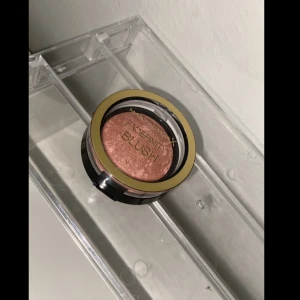 Max Factor - Facefinity blush - Puderrouge • Multi-tonade nyanser som matchar hudtonen • Ger en enkel och kontrollerad kontur • Tillåter dig att bygga upp den färgintensitet du önskar. Ny & oöppnad i nyansen ”Alluring rose” Kan även postas med frimärke/portokod för 15:- 