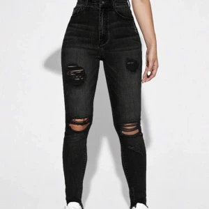 Jeans - Helt nya svarta håliga jeans som endast är provade. Säljer dom pågrund av att dessa ej går att skicka tillbaka. Passar även för de som har storlek S. Köpta för 350kr