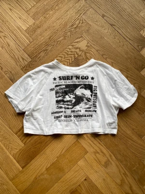 T-shirt från H&M - Croppad T-shirt med tryck från H&M som jag inte längre använder. Skönt o luftigt material nu under sommaren💕