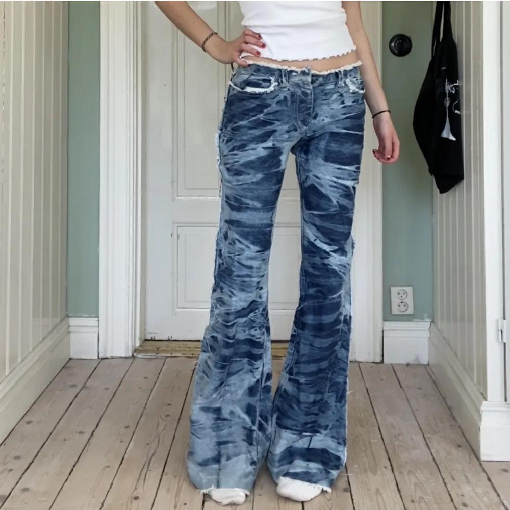 Asballa lågmidjade bootcut jeans köpta secondhand! Saknar knapp (bild 3), jag brukar lösa det med en säkerhetsnål men det är inget stort fix att sy dit en ny knapp heller 💥Midjemått: 77 cm, innerbenslängd: 86 cm. Jeans & Byxor.