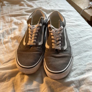 Vans skor  - Vans skor grå storlek 43 bara använda någon vecka