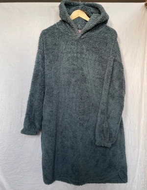 Myströja - Riktigt mysig, lång hoodie från Hunkemöller. Jag gillar den lite oversize, så den har funkat på mig som vanligtvis har storlek S.