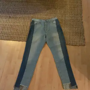 Skit tuffa jeans,fick dem en gång men användes inte pga av att dem var väldigt stora.Olika blåa färger!