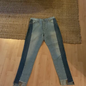 Jeans - Skit tuffa jeans,fick dem en gång men användes inte pga av att dem var väldigt stora.Olika blåa färger!