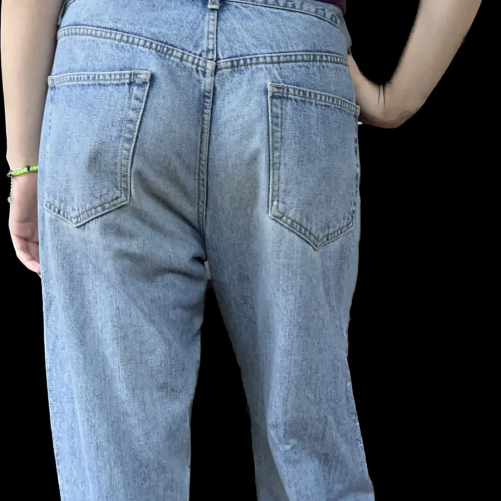 Blå baggy jeans vintage . Jeans & Byxor.