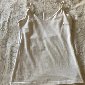 Skönt vitt bas linne🤍 - Nypriset e 30kr och den är använd fåtal gånger därför är den så billig:)💕säljer för att den inte passar som jag vill☺️