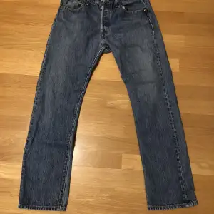 Klassisk Blå Levis jeans i perfekt skick. Modell 501