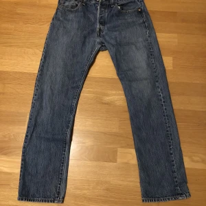 Levis 501 32/32 - Klassisk Blå Levis jeans i perfekt skick. Modell 501