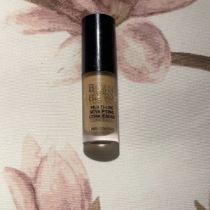 Tio faced concealer  - Köpte denna populära concealern men jag köpte i en för mörk färg😢Testad en gång, säljer för 100kr inklusive frakt!🤗