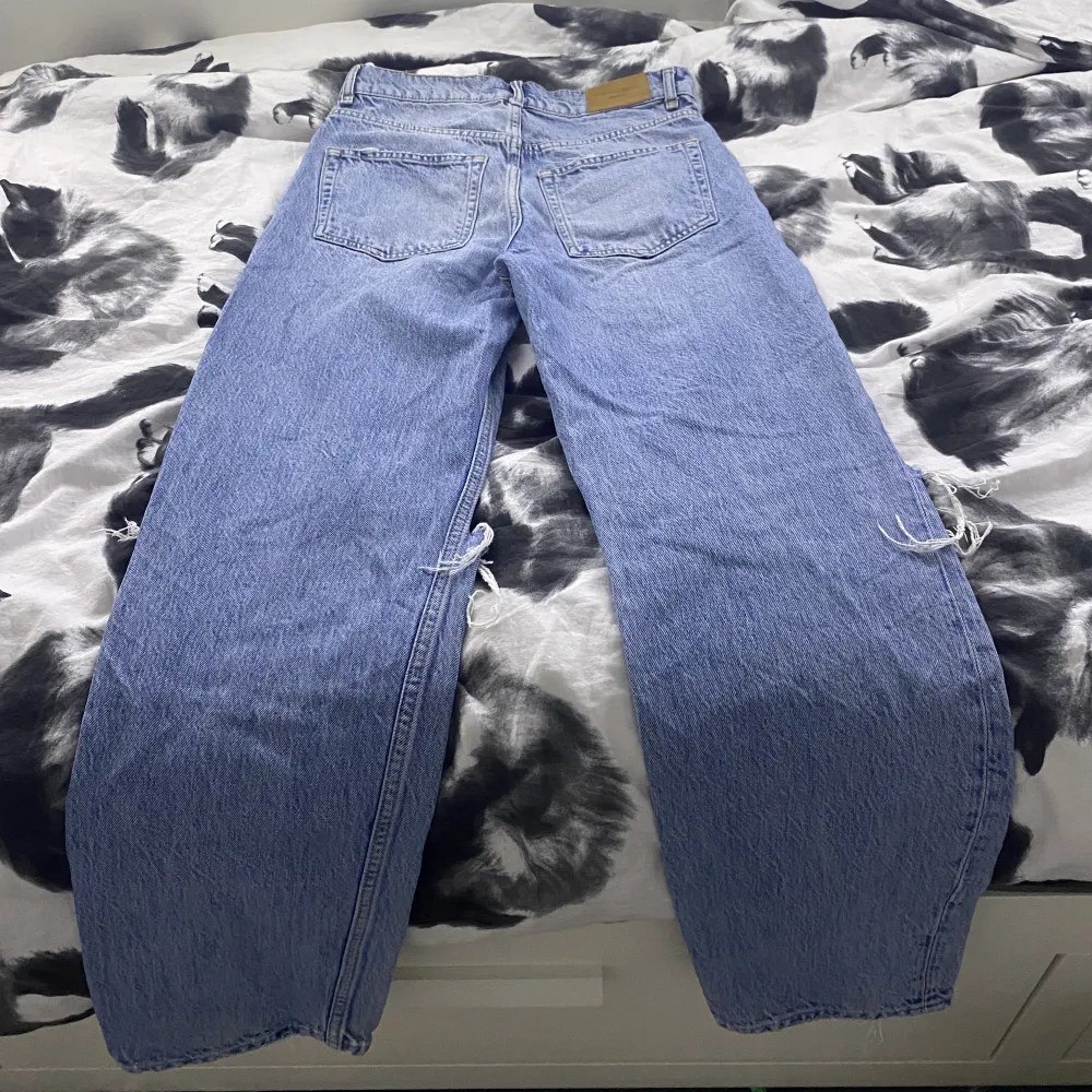 Ett normalt par blå jeans på storlek 36. Jeans & Byxor.
