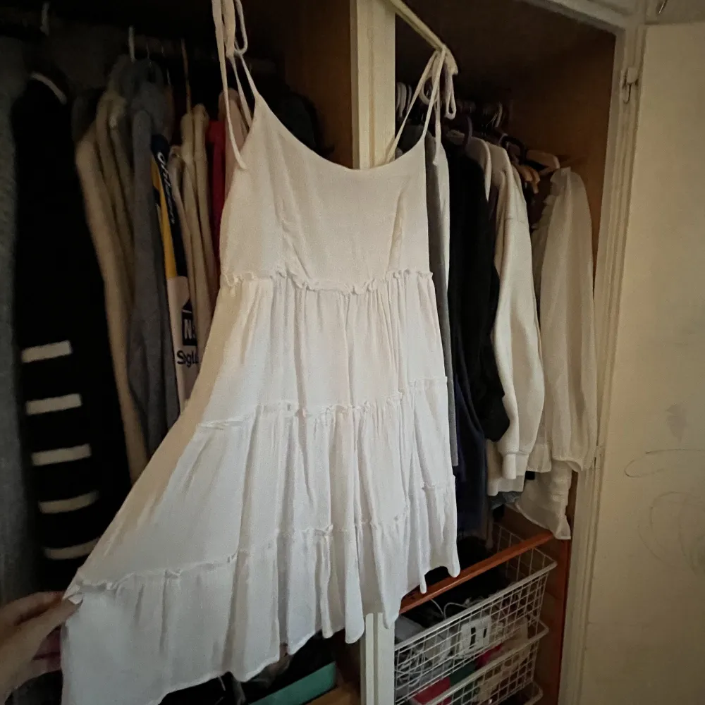 Super fin vit klänning, aldrig använd så nyskick. Strl M men passar S. 70kr plus frakt . Klänningar.