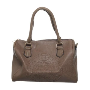 Väska - Supersnygg oanvänd väska som aldrig kommit till användning! I bra skick! Kommer med band också. Skriv om ni har frågor🩷