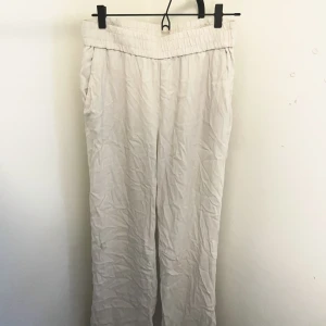 Linne byxor - Säljer dessa skitsnygga linnebyxorna från hm. Endast använd fåtal gånger men är fortfarande i fint skick. skriv vid intresse, pris kan diskuteras🫶