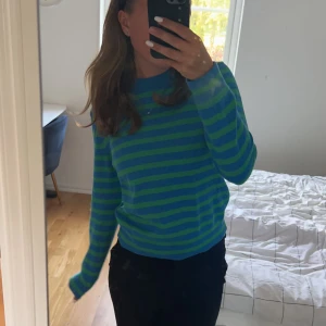 Stickad tröja från zara  - Jätte gullig stickad tröja från zara som tyvärr inte kommer till användning och är en aning för liten. Den är i storlek s och jag köpte den för 300💕