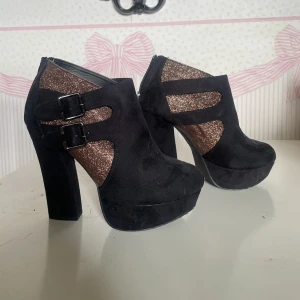 Klackskor  - Glittrar INTE av sig🫶🏻, stl 38, 12cm klack. Nästan aldrig använda 