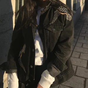 Svart denim jacka  - Svart jeansjacka från h&m med brodyr   Använd men mycket fint skick  Stl 42 men funkar som en oversized xs/s