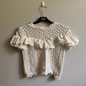 Virkad topp från zara - Virkad topp med volang från zara srl S. Aldrig använd.