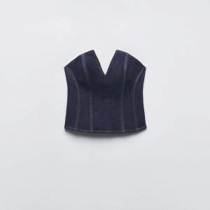Säljer min jeans topp från Zara som jag använt en gång!💖 Storlek xs, köpt för 399 och slutsålt på hemsidan!!