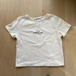 Barn t-shirt från zara - En vit tröja från zara barn storlek 134. Fint skick!