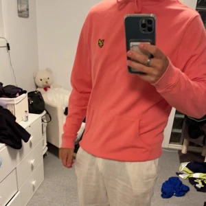 Lyle&scott hoodie - Säljer min super fina lyle&scott hoodie, väldigt skön tröja som inte har några skador eller skavanker. Storlek M men jag skulle säga mittemellan S och M! Skick 9/10 Hör av er vid funderingar!