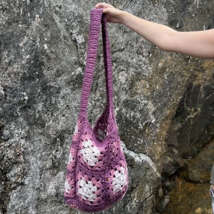 Virkad axelväska - Virkad axelväska med stora ”momors rutor” och långt axelband, akryl. 