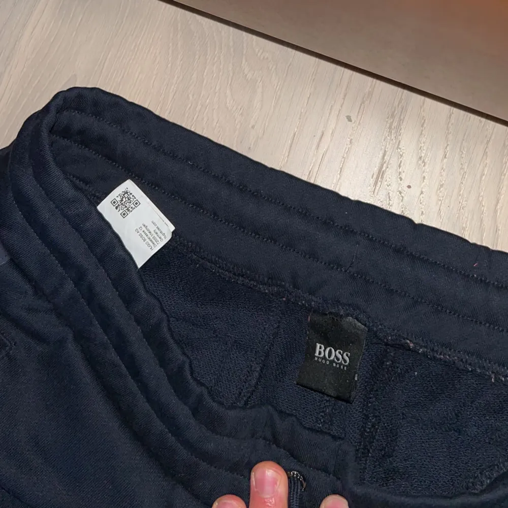 Helt nya storlek M köpt från Hugo boss inga hål eller fläckar . Farkut & Housut.
