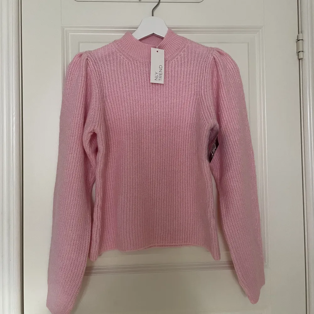 Ny rosa stickad tröja från Nelly.  Storlek S. Lappar kvar, endast provad. 100kr. Stickat.
