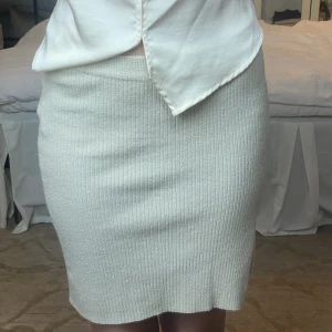 Ribbstickad kjol  - Säljer denna ur fina kjol med slits på sidan från na-kd. Använd några få gånger så i väldigt bra skick! 💕 Storlek S. Köparen står för frakt!