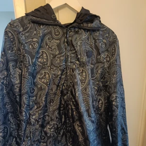 Pretty Green - Tunn jacka med Paisleymönster. Endast testad med prislapp kvar. Normal i stolek