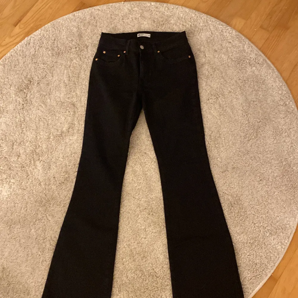 Har aldrig använt dessa så jag säljer dom. Jätte fina svarta lågmidjade jeans från Gina Tricot i bra skick!👌. Jeans & Byxor.