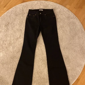 Svarta low waist jeans - Har aldrig använt dessa så jag säljer dom. Jätte fina svarta lågmidjade jeans från Gina Tricot i bra skick!👌