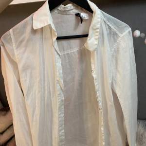 Säljer denna basic vita skjortan i storlek xs eftersom den är lite liten för mig. Skjortan är i fint skick. Superfin att ha på sommaren. Den passar till det mesta och är ett måste i garderoben 💕💕
